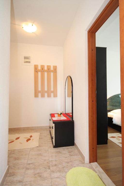 Posteľ alebo postele v izbe v ubytovaní Apartments by the sea Razanj, Rogoznica - 8361