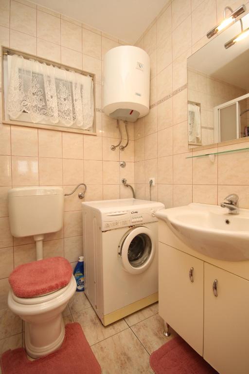 Kúpeľňa v ubytovaní Apartments by the sea Razanj, Rogoznica - 8361