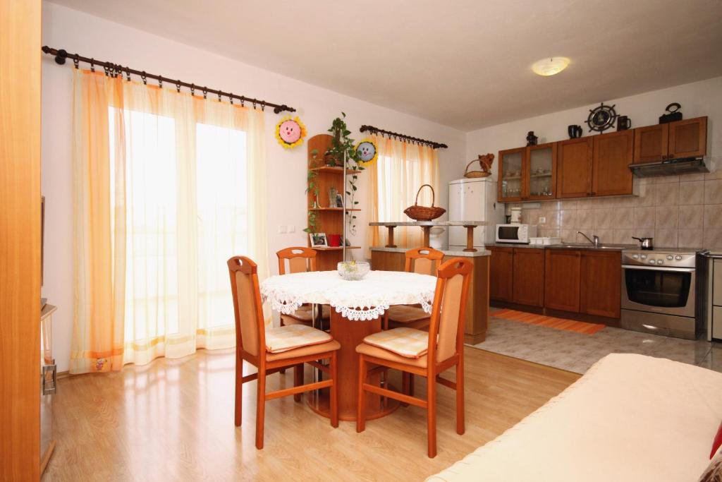 Kuchyňa alebo kuchynka v ubytovaní Apartments by the sea Razanj, Rogoznica - 8361