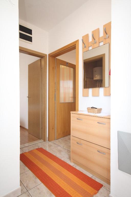 Kuchyňa alebo kuchynka v ubytovaní Apartments by the sea Razanj, Rogoznica - 8361