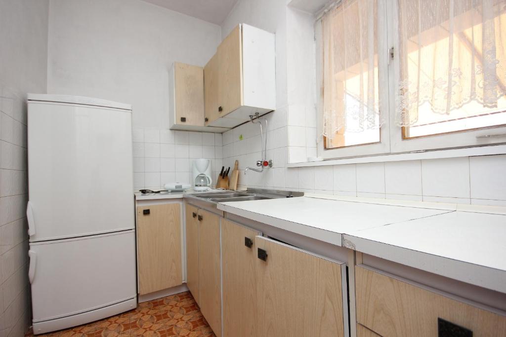 Kuchyň nebo kuchyňský kout v ubytování Apartments by the sea Zaglav, Dugi otok - 8146