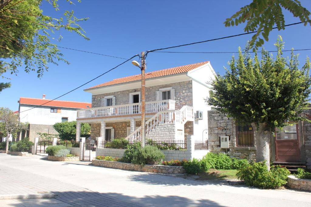 ein Haus an der Seite einer Straße in der Unterkunft Apartments by the sea Sutomiscica, Ugljan - 8474 in Sutomišćica