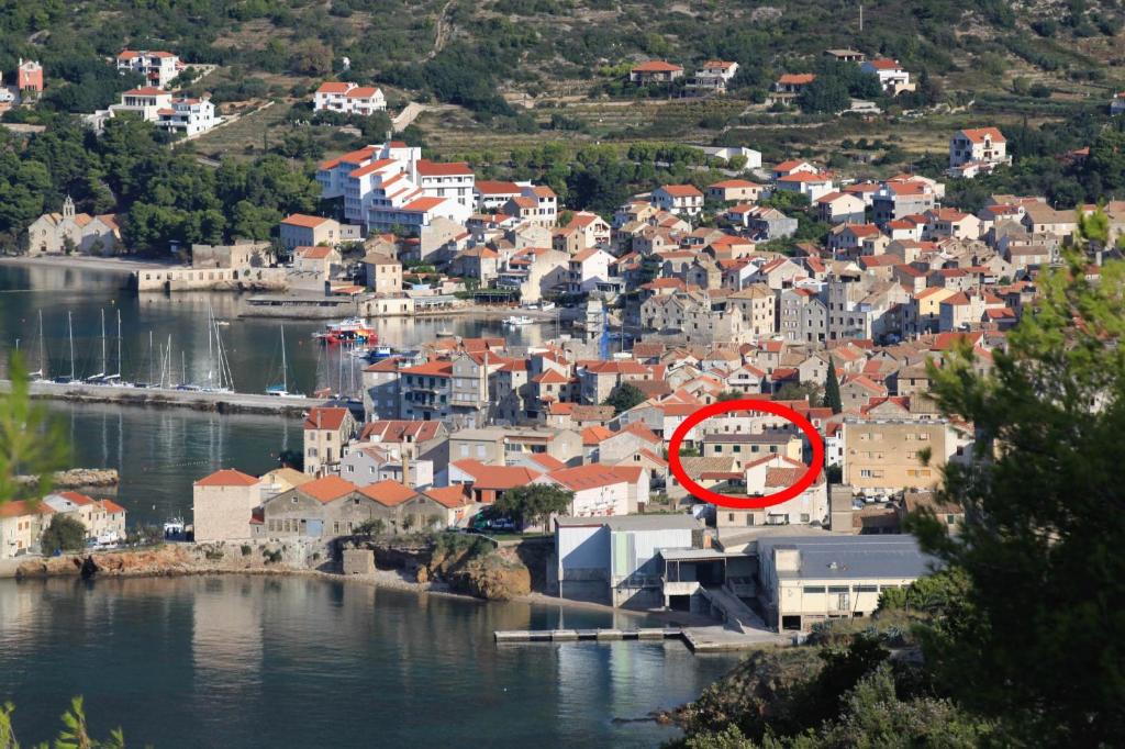 Eine Stadt auf dem Wasser mit einem roten Kreis in der Unterkunft Apartments by the sea Komiza, Vis - 8860 in Komiža