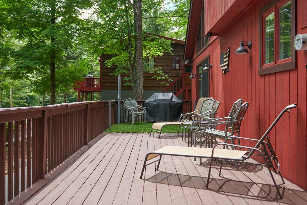 Vacation Home Spacious Lake Ariel Home Lake and Pool Access!, PA