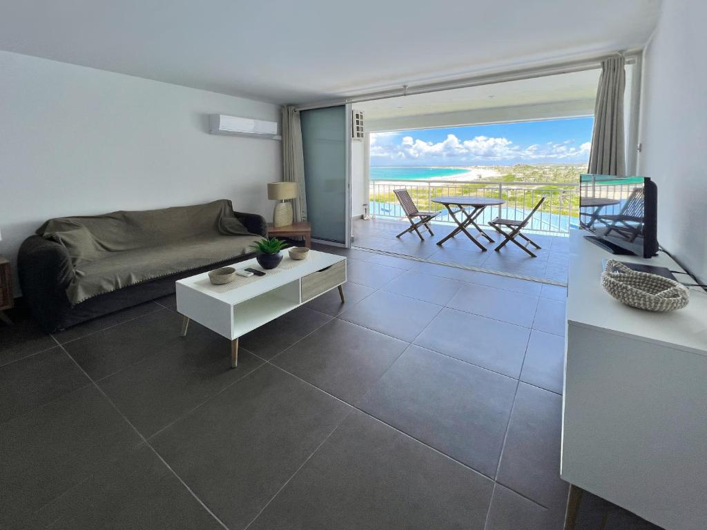 TV a/nebo společenská místnost v ubytování Top floor unit 520 ft2 - 48 m2 with stunning dominant view on ocean, St Barth, Orient Bay