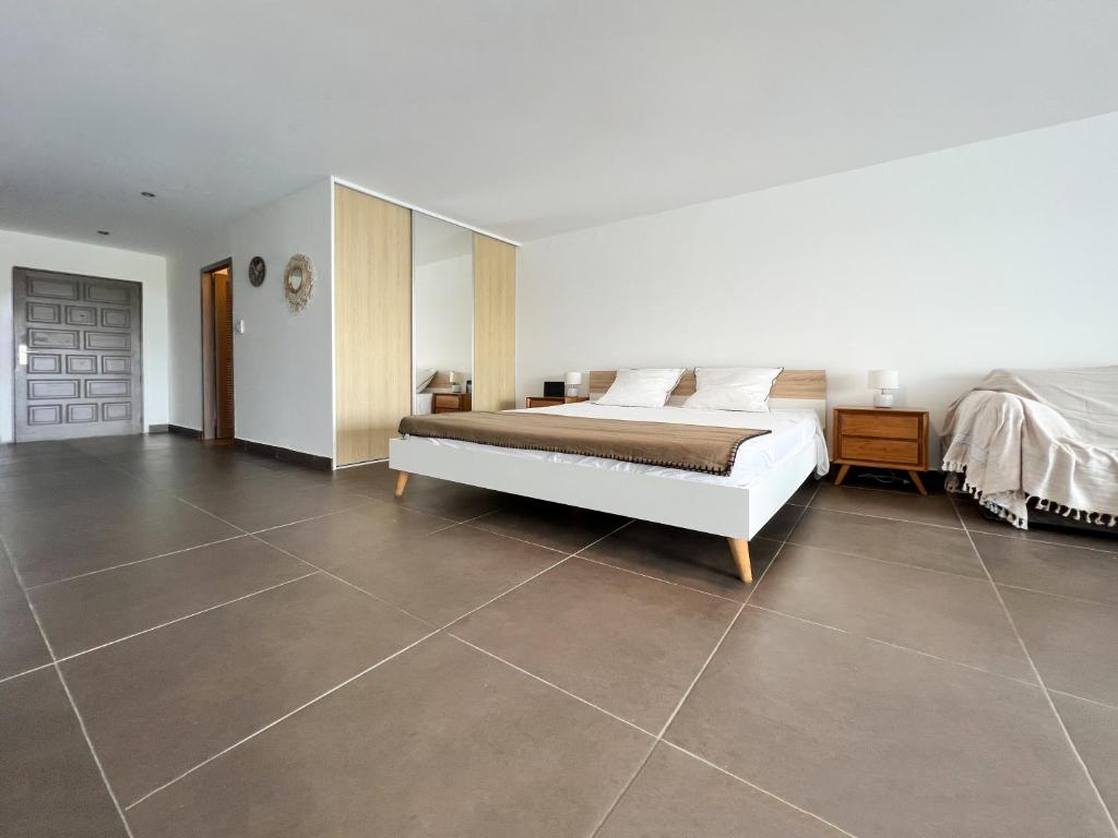 Postel nebo postele na pokoji v ubytování Top floor unit 520 ft2 - 48 m2 with stunning dominant view on ocean, St Barth, Orient Bay