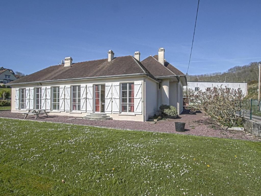 ein kleines weißes Haus mit einem Rasenhof in der Unterkunft Pleasant holiday home in Aure sur Mer with terrace in Sainte-Honorine-des-Pertes