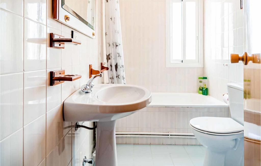 Kúpeľňa v ubytovaní 3 Bedroom Cozy Apartment In Pegalajar