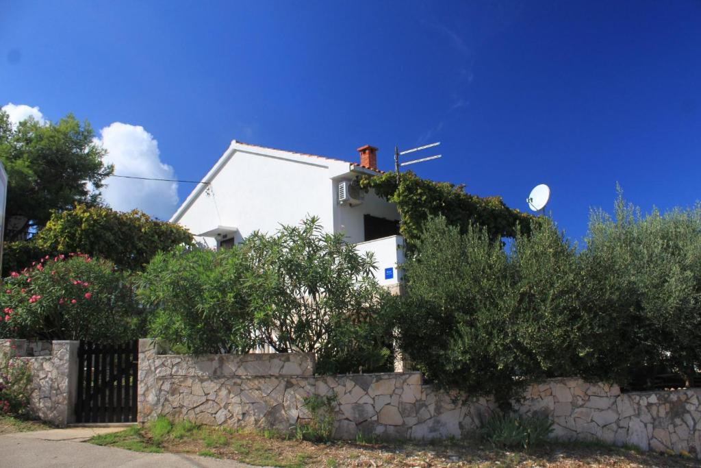 Vonkajšia záhrada v ubytovaní Apartments by the sea Rukavac, Vis - 2411