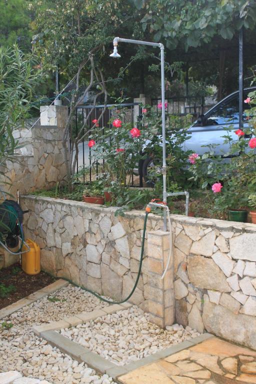 Vonkajšia záhrada v ubytovaní Apartments by the sea Rukavac, Vis - 2411