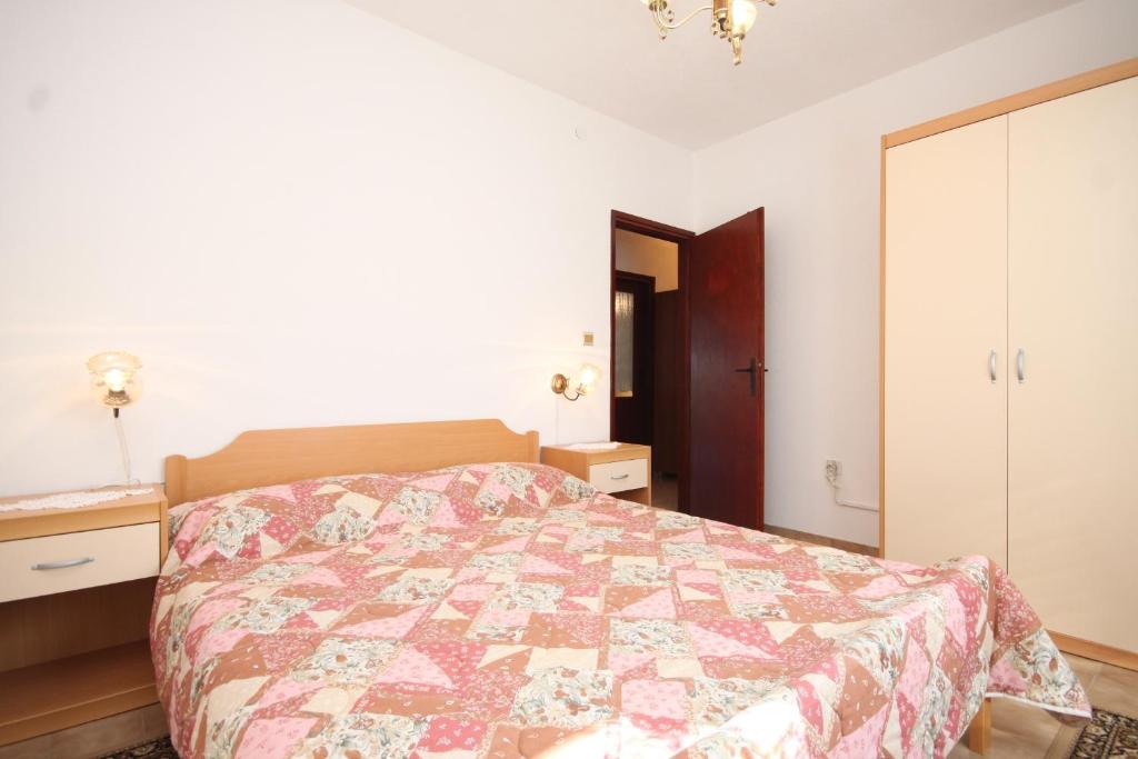 Posteľ alebo postele v izbe v ubytovaní Apartments by the sea Rukavac, Vis - 2411