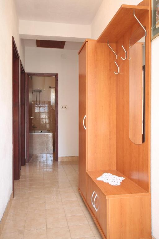 Kúpeľňa v ubytovaní Apartments by the sea Rukavac, Vis - 2411