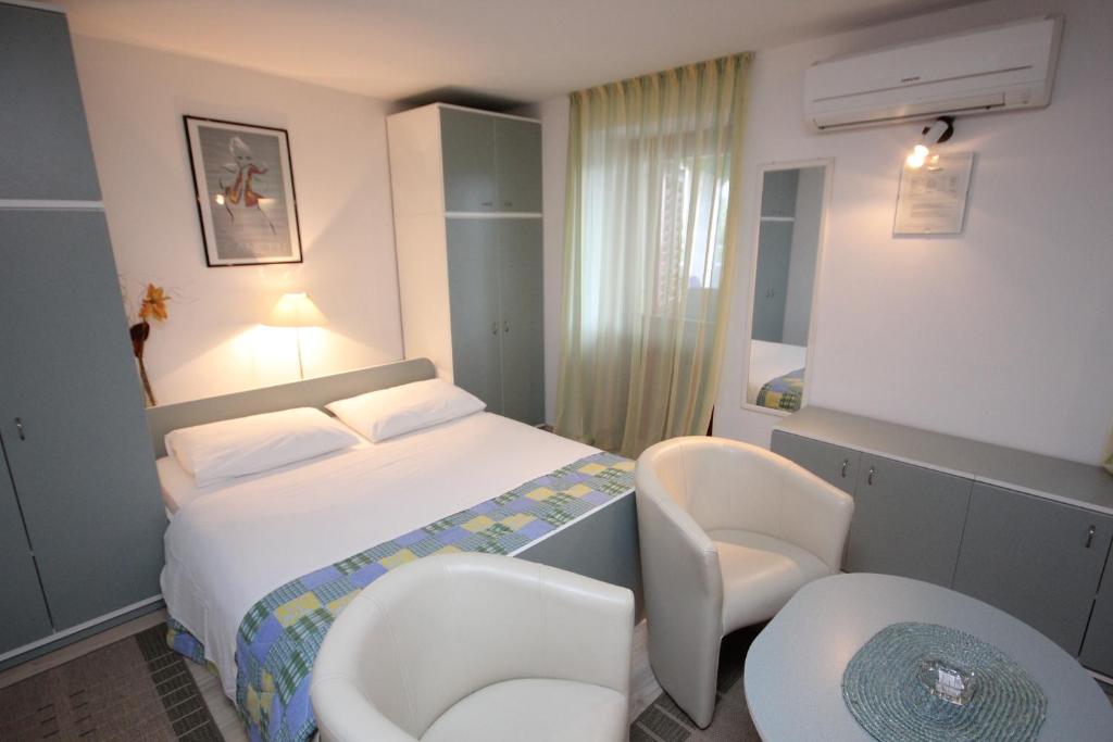 Posteľ alebo postele v izbe v ubytovaní Apartments with parking spaces Vis - 2476