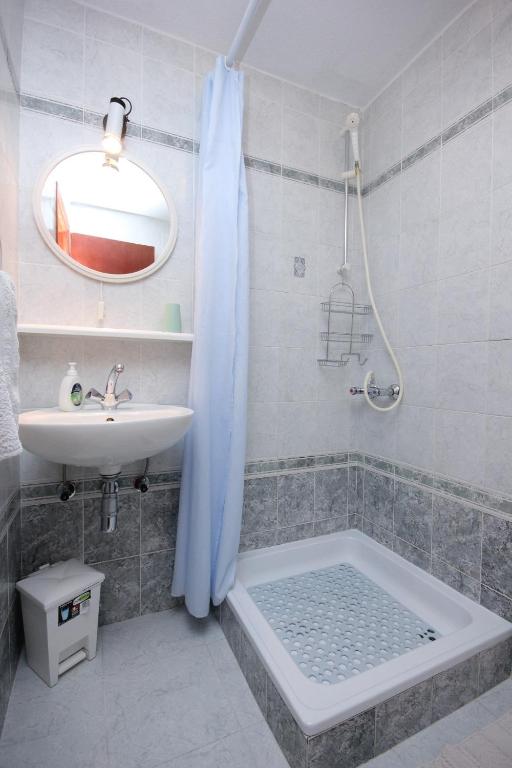 Kúpeľňa v ubytovaní Apartments with parking spaces Vis - 2476