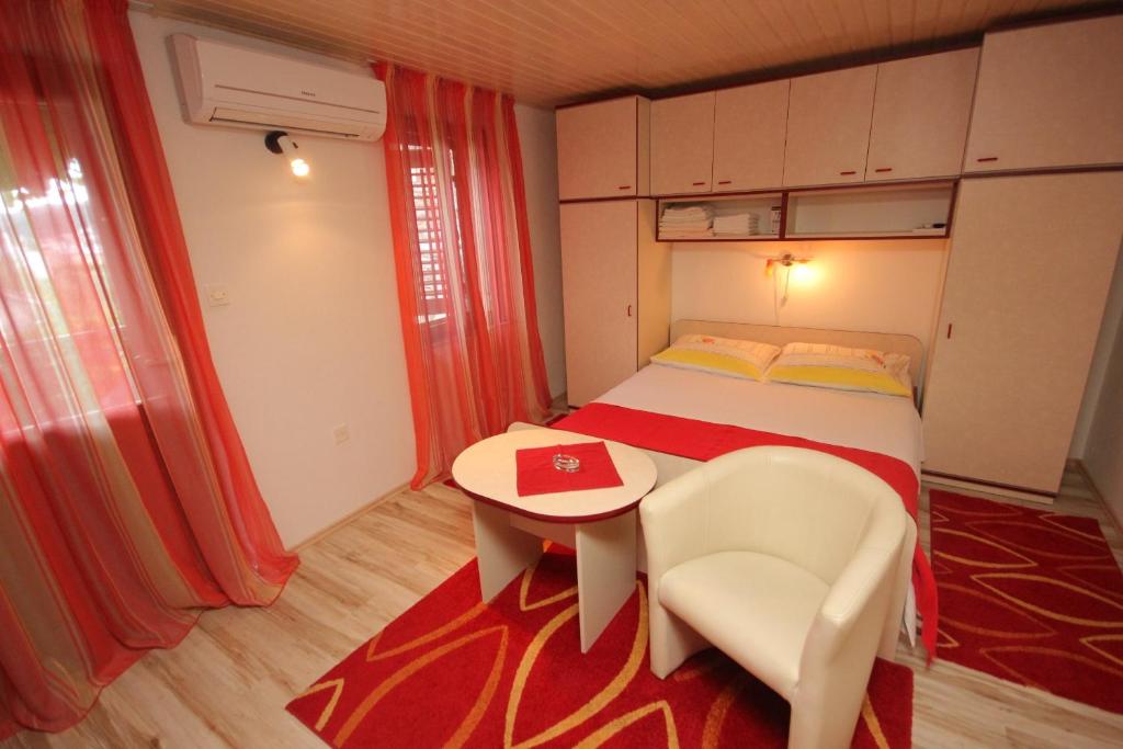 Posteľ alebo postele v izbe v ubytovaní Apartments with parking spaces Vis - 2476