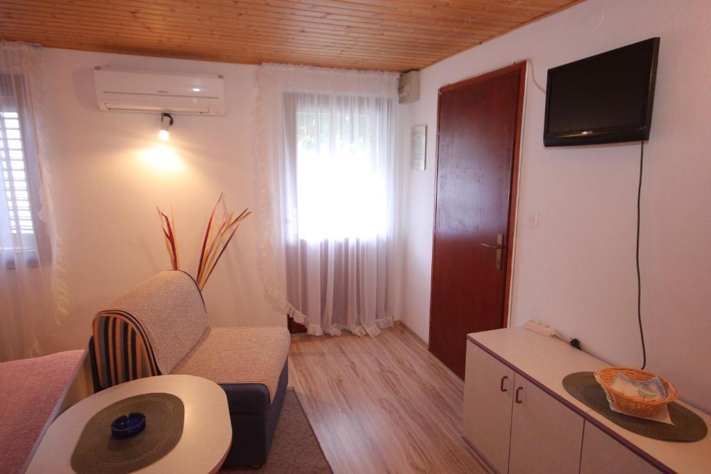 Televízia a/alebo spoločenská miestnosť v ubytovaní Apartments with parking spaces Vis - 2476