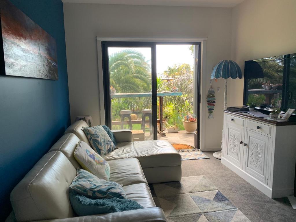 Turquoise Waters B &B -Private Guest suite with massage chair