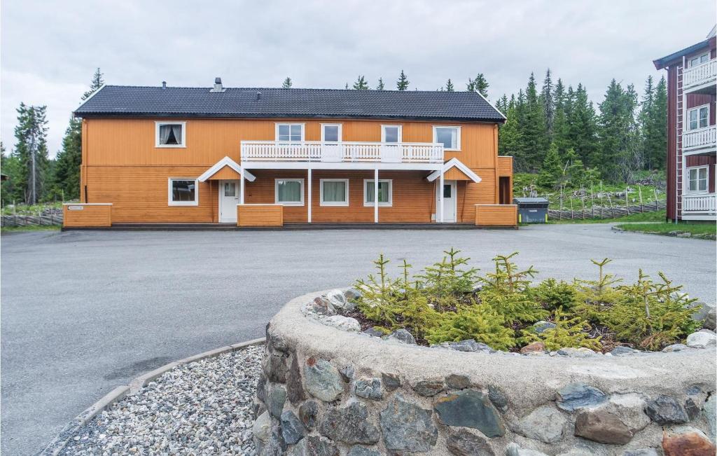 ein großes orangenes Haus mit einer Einfahrt davor in der Unterkunft Nordseter Sportell 271 in Lillehammer