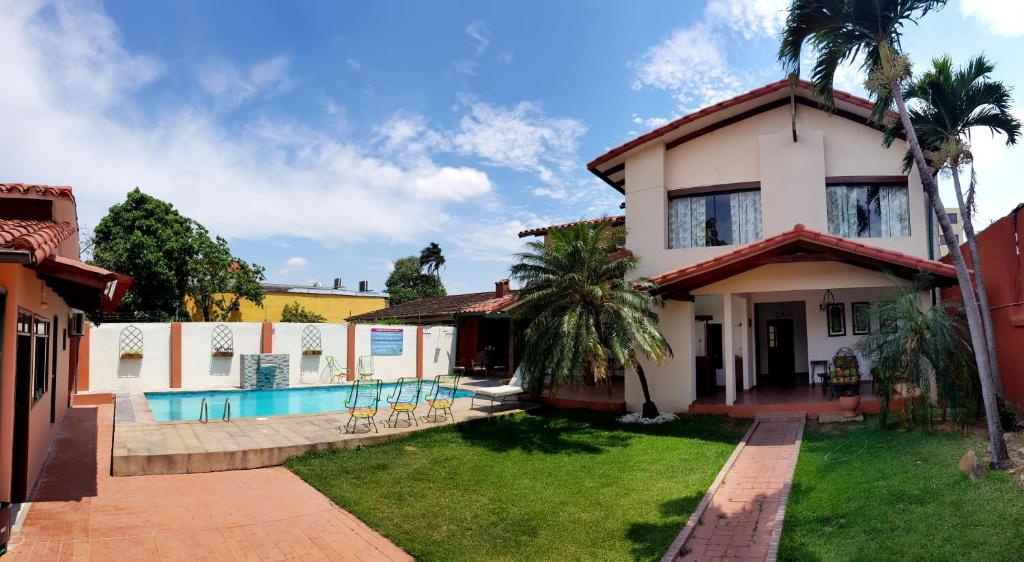 una casa con piscina en un patio en Lili's Hostel, en Santa Cruz de la Sierra