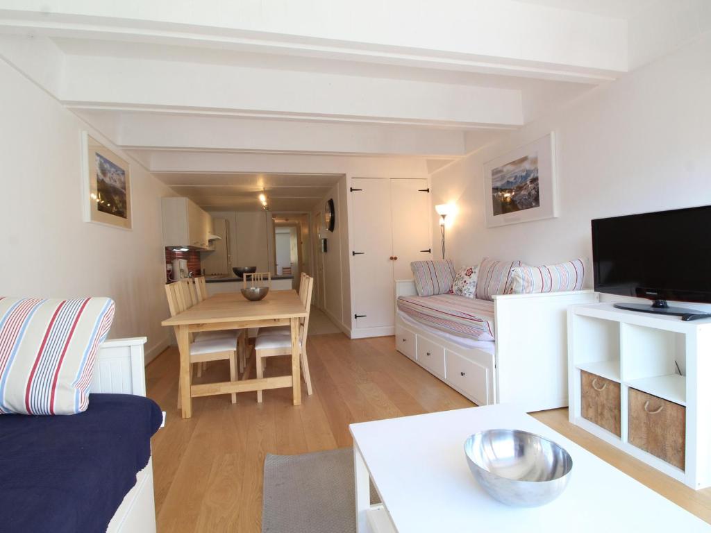 mały salonik z kanapą i stołem w obiekcie Appartement rénové 3 pièces, 8 pers, proche pistes et commerces - Flaine Forum - FR-1-687-39 w mieście Arâches-la-Frasse