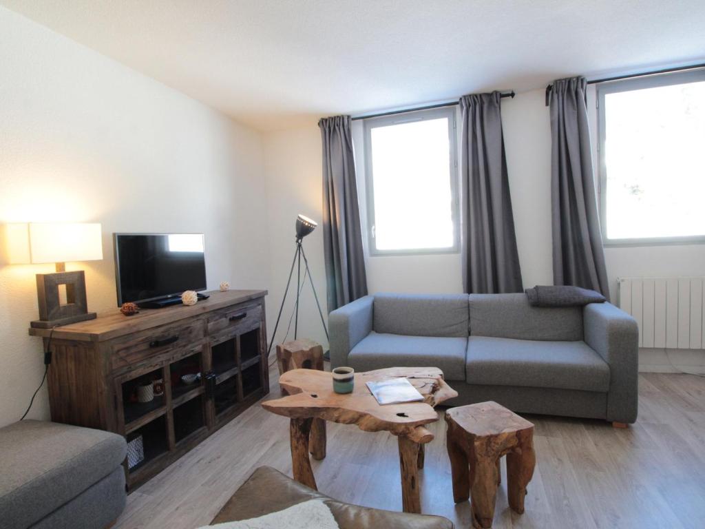 een woonkamer met een bank en een tv bij Appartement Flaine, 3 pièces, 6 personnes - FR-1-687-16 in Arâches-la-Frasse