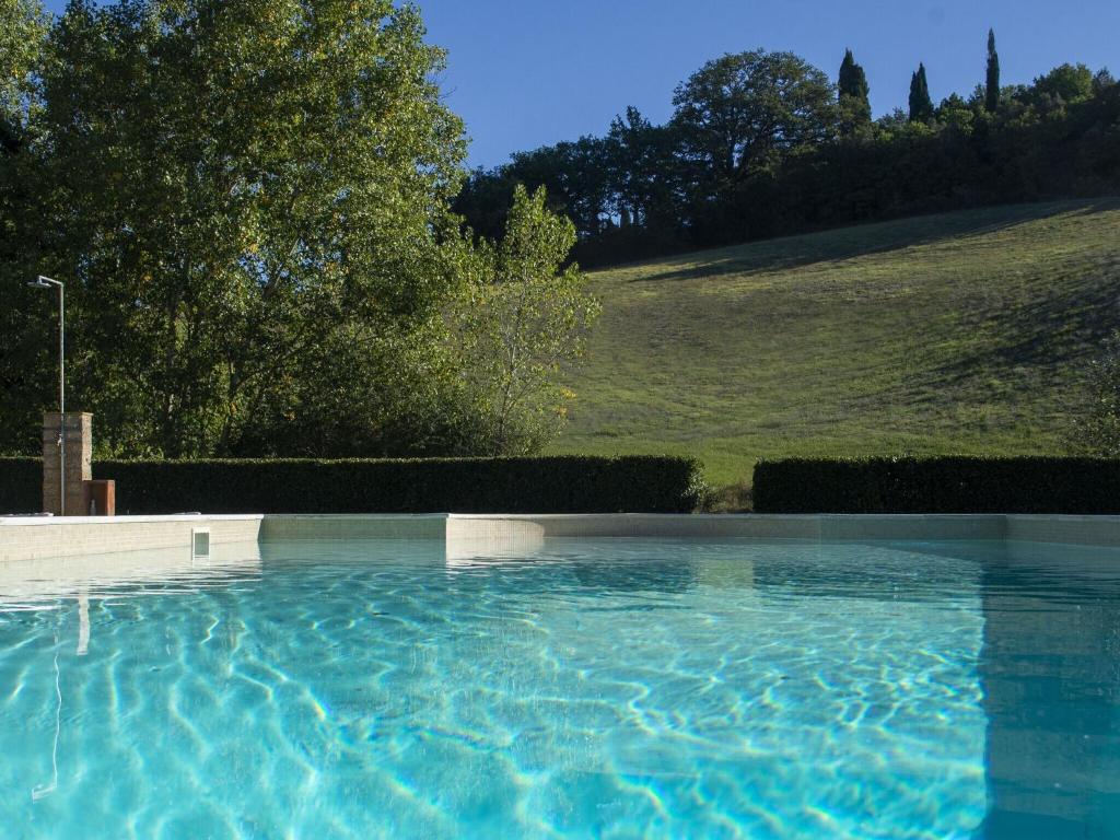 una gran piscina en un patio con un campo en Belvilla by OYO Villa Pomona, en Ghizzano