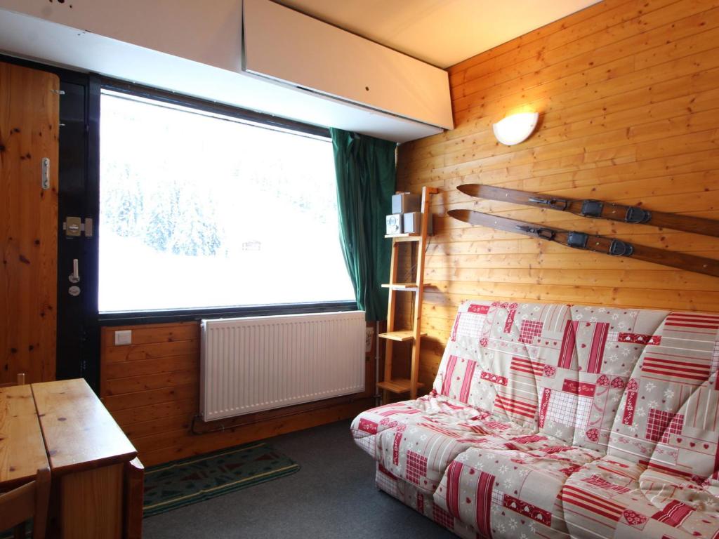 een slaapkamer met een bed en een groot raam bij Studio Flaine, 1 pièce, 4 personnes - FR-1-687-73 in Arâches-la-Frasse