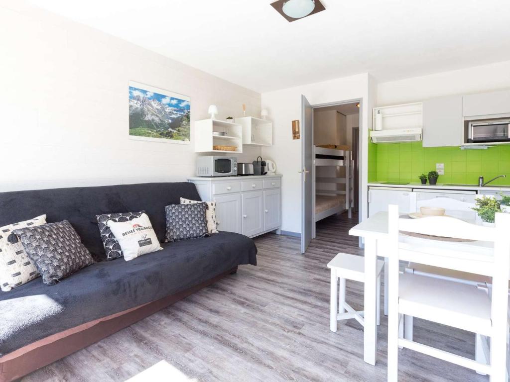 a living room with a couch and a kitchen at Appartement Saint-Lary-Soulan, 2 pièces, 6 personnes - FR-1-296-440 in Saint-Lary-Soulan