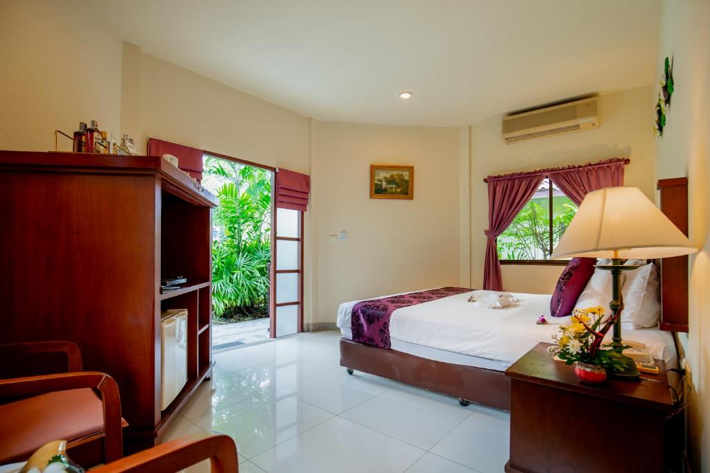 Postel nebo postele na pokoji v ubytování Phuket Leelavadee Hua Ting Resort