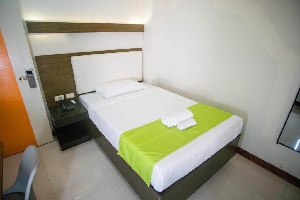 Postel nebo postele na pokoji v ubytování Benrose Hotel