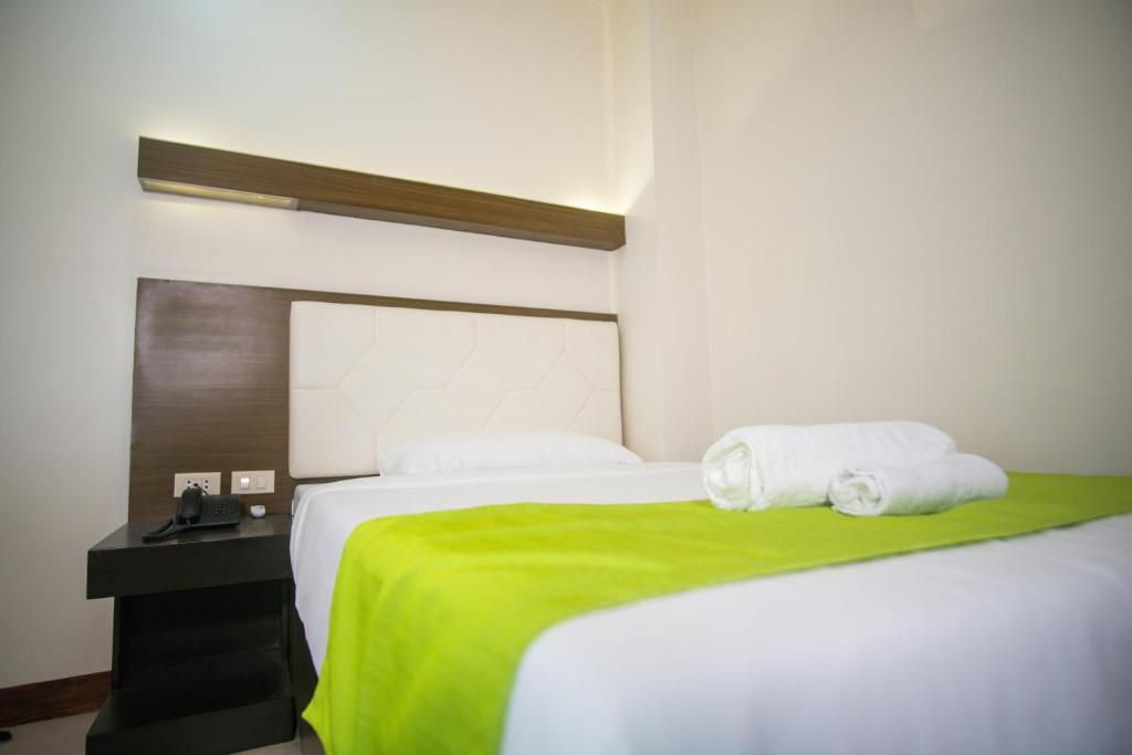 Postel nebo postele na pokoji v ubytování Benrose Hotel
