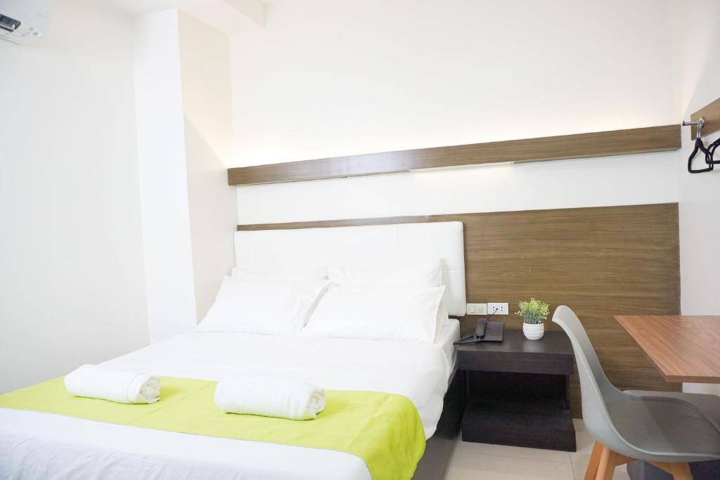 Postel nebo postele na pokoji v ubytování Benrose Hotel