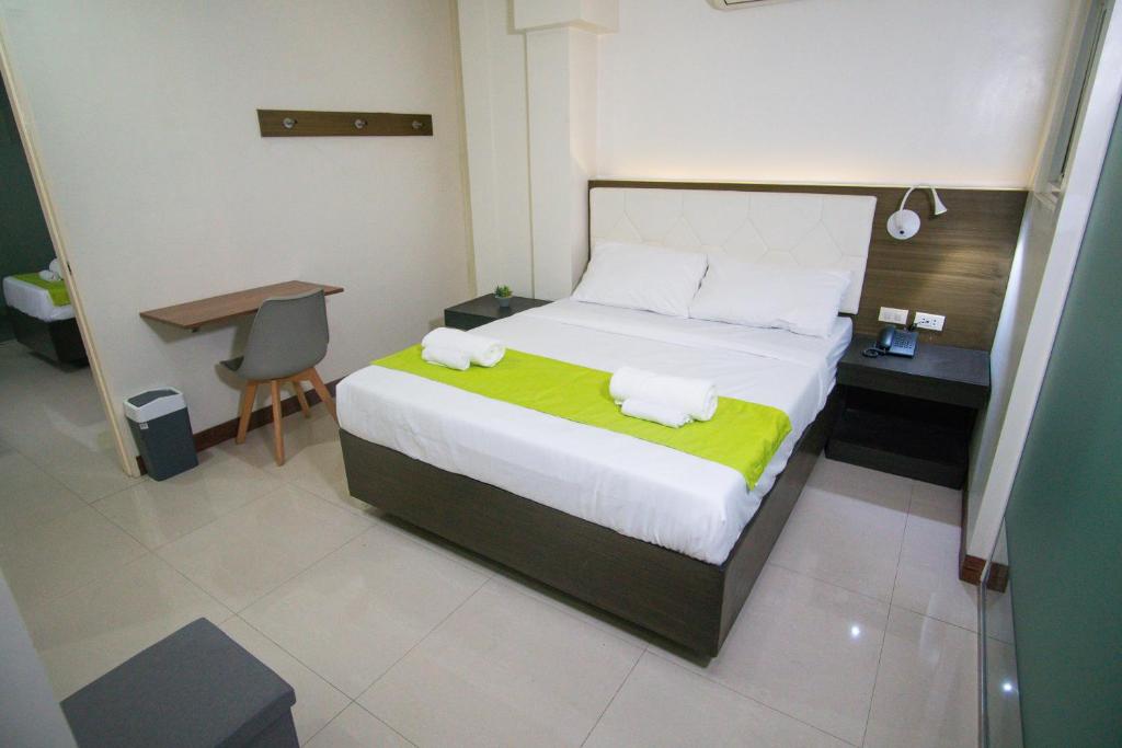 Postel nebo postele na pokoji v ubytování Benrose Hotel