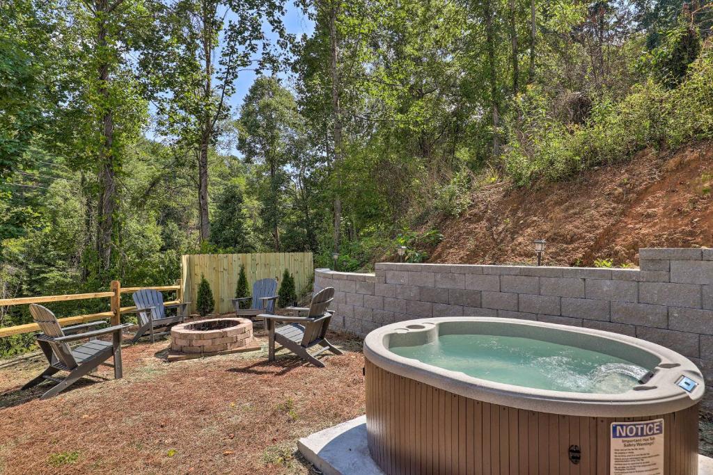 Φωτογραφία από το άλμπουμ του Pet-Friendly Asheville Retreat with Hot Tub σε Asheville