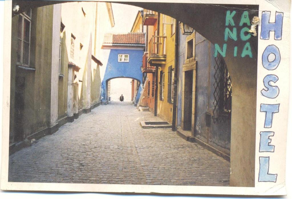 une peinture d'une allée avec un bâtiment bleu dans l'établissement Old Town Kanonia Hostel & Apartments, à Varsovie