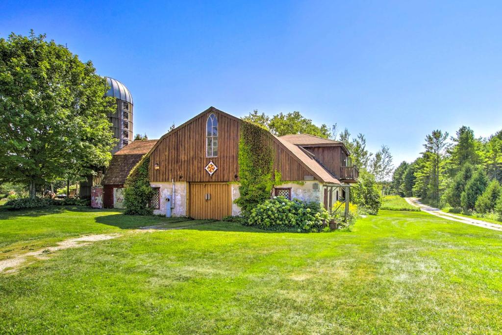 Cozy Sister Bay Getaway in Converted Barn!, Sister Bay (updated prices