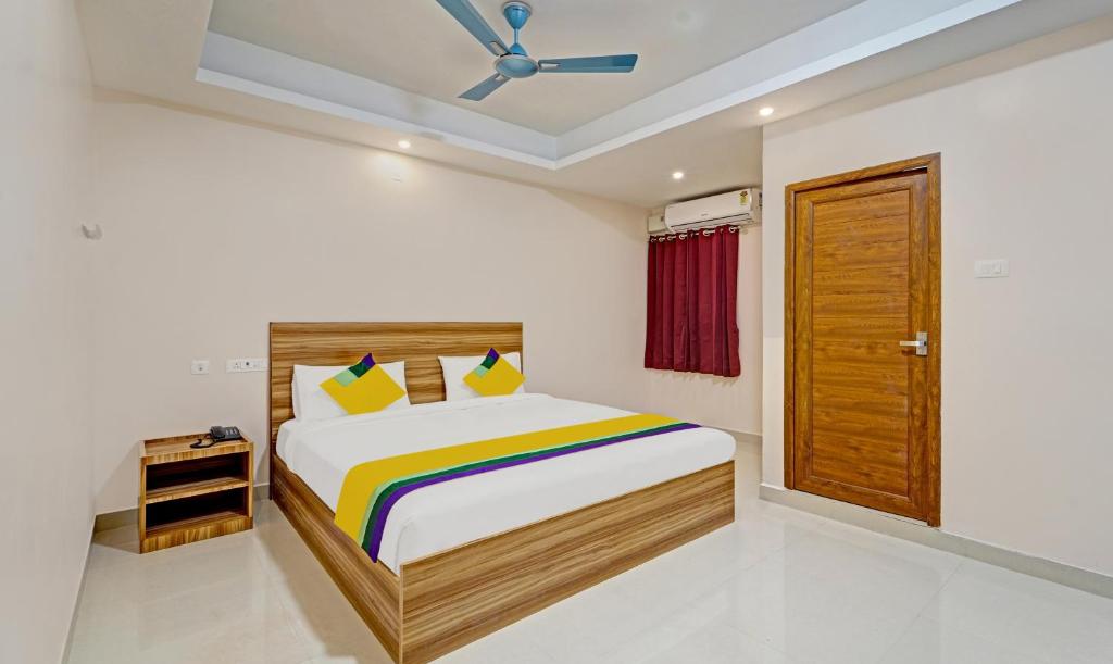 1 dormitorio con 1 cama y ventilador de techo en Itsy By Treebo - Elite Inn, en Chennai