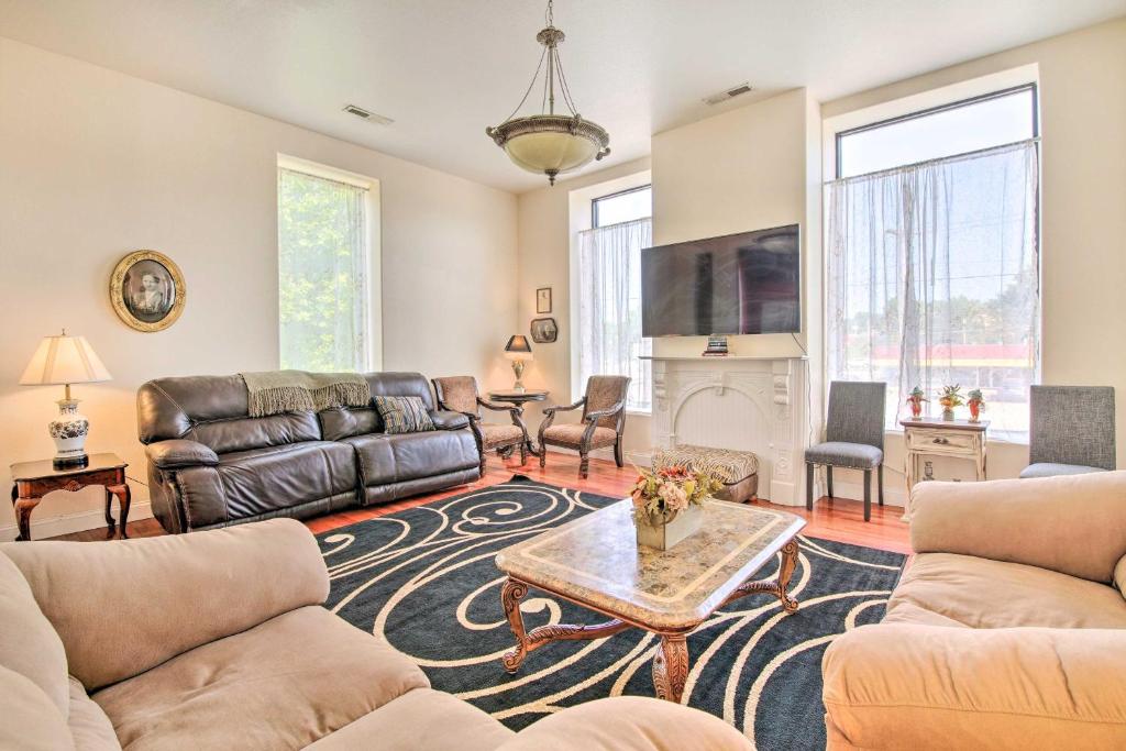 Χώρος καθιστικού στο Spacious Springfield Apt Less Than 4 Mi to Downtown!