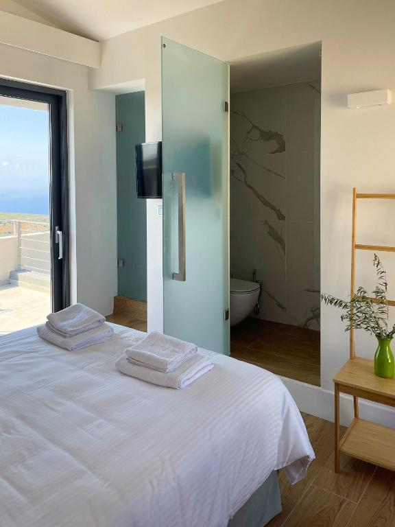 Postel nebo postele na pokoji v ubytování Dimeli - Sea View Villas in Foinikounta