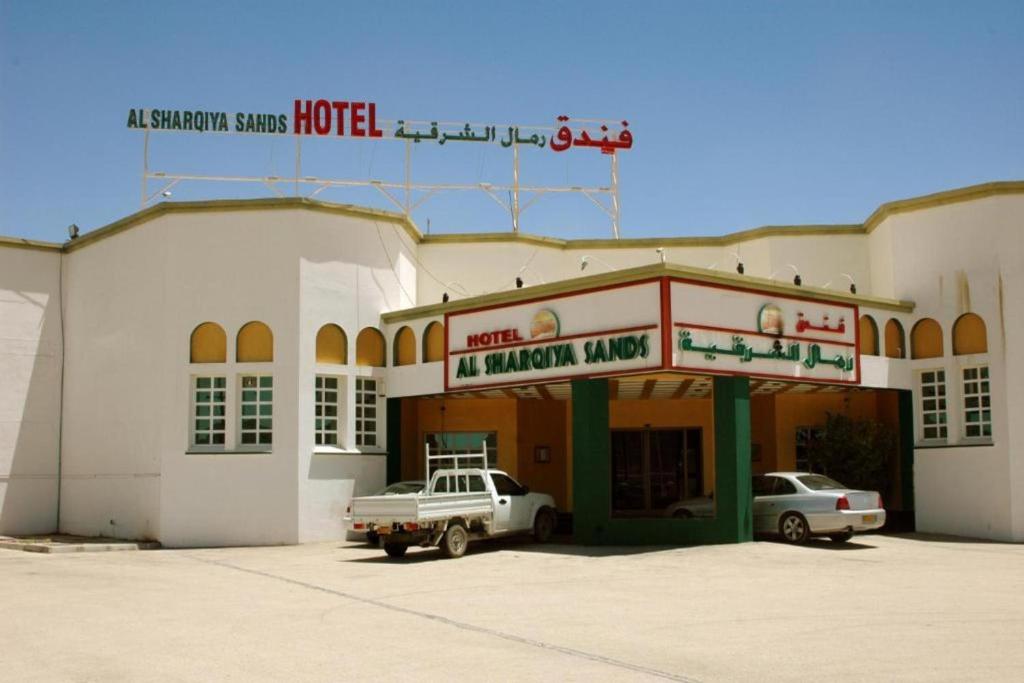 budynek z samochodem zaparkowanym przed nim w obiekcie OYO 142 Al Sharqiya Sands Hotel w mieście Ibrā