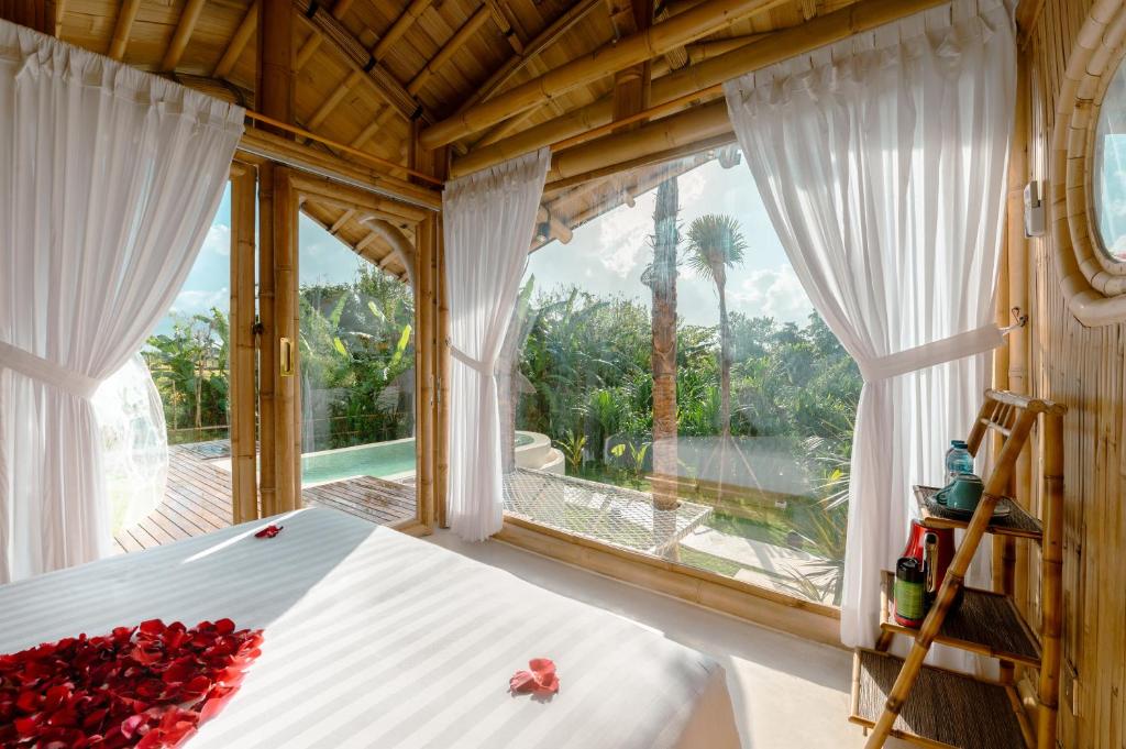 Postel nebo postele na pokoji v ubytování Skyspace Villas Bali