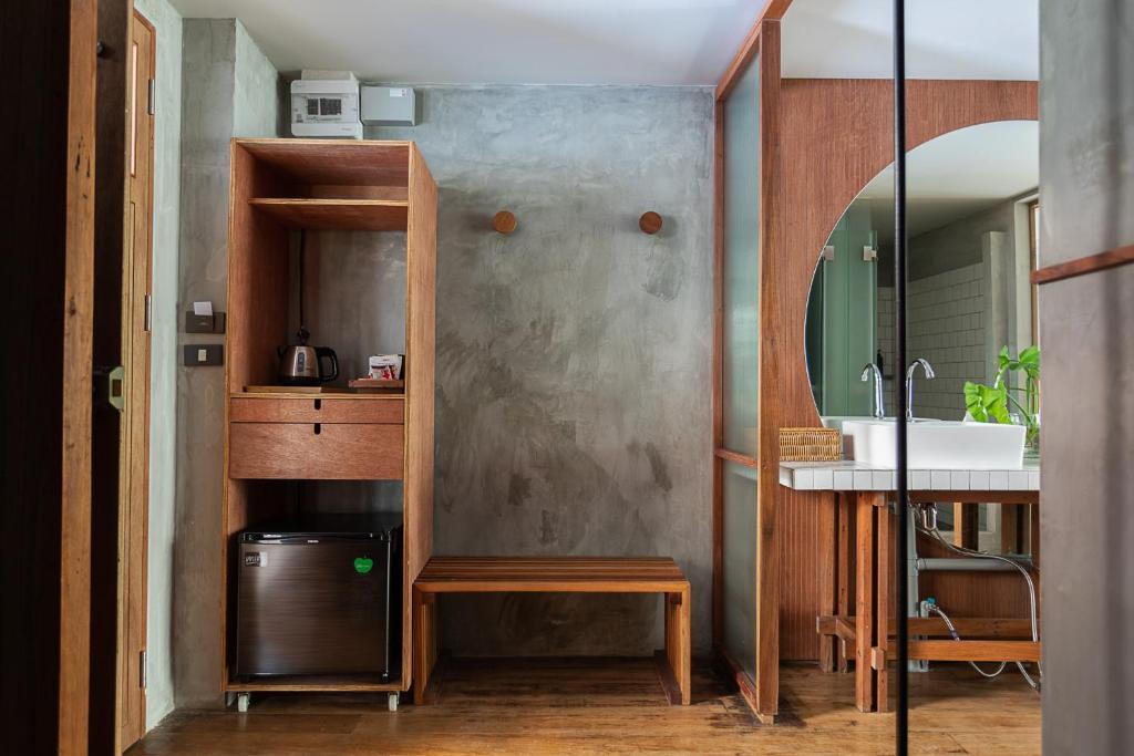 een badkamer met een wastafel en een spiegel bij GalileOasis Boutique Hotel in Bangkok