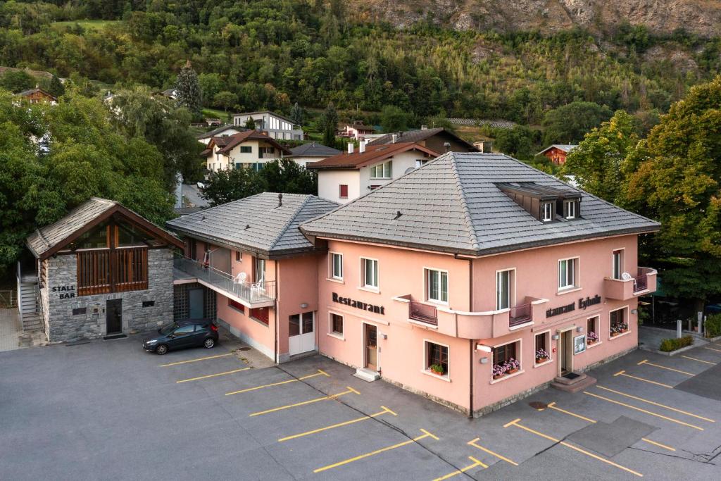 Nespecifikovaný výhled na hory nebo výhled na hory při pohledu z hotelu