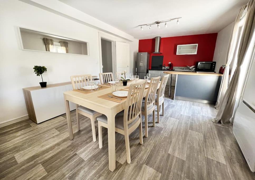een keuken en eetkamer met een tafel en stoelen bij Charmant T3 en plein centre du Bousquet-d'Orb in Le Bousquet-dʼOrb