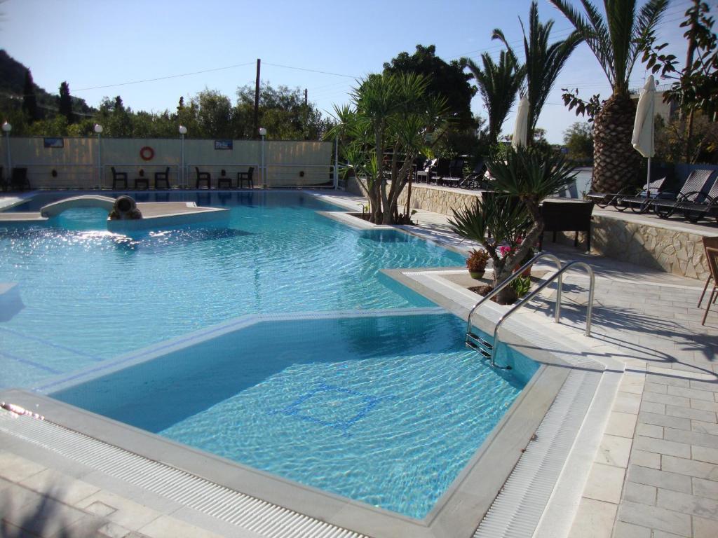 Bazén v ubytování Meraki Apartments and Studios nebo v jeho okolí