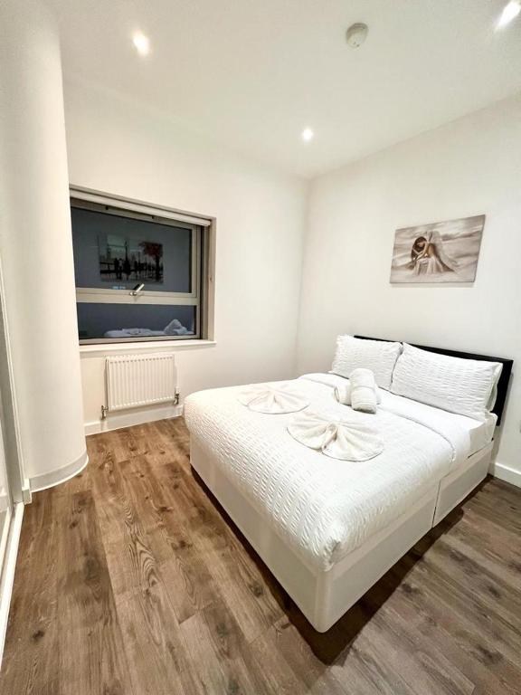 سرير أو أسرّة في غرفة في Spacious Flat in West Croydon