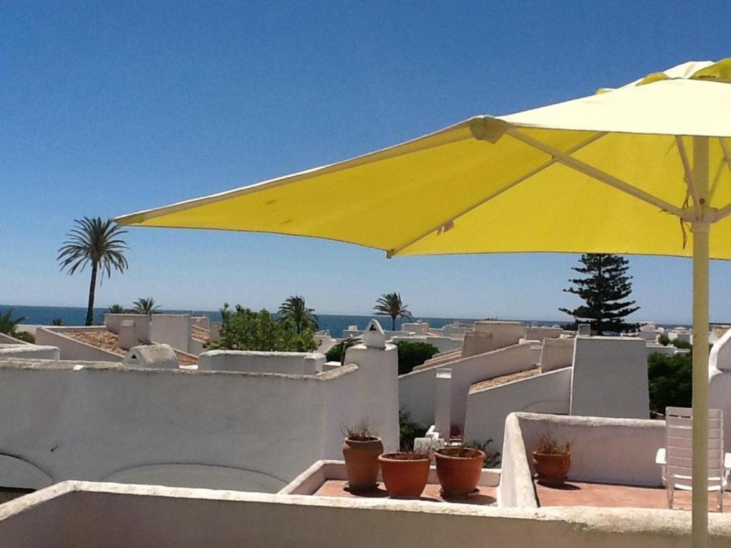 エステポナにあるVillacana 1619の屋根の上に座る黄色の傘