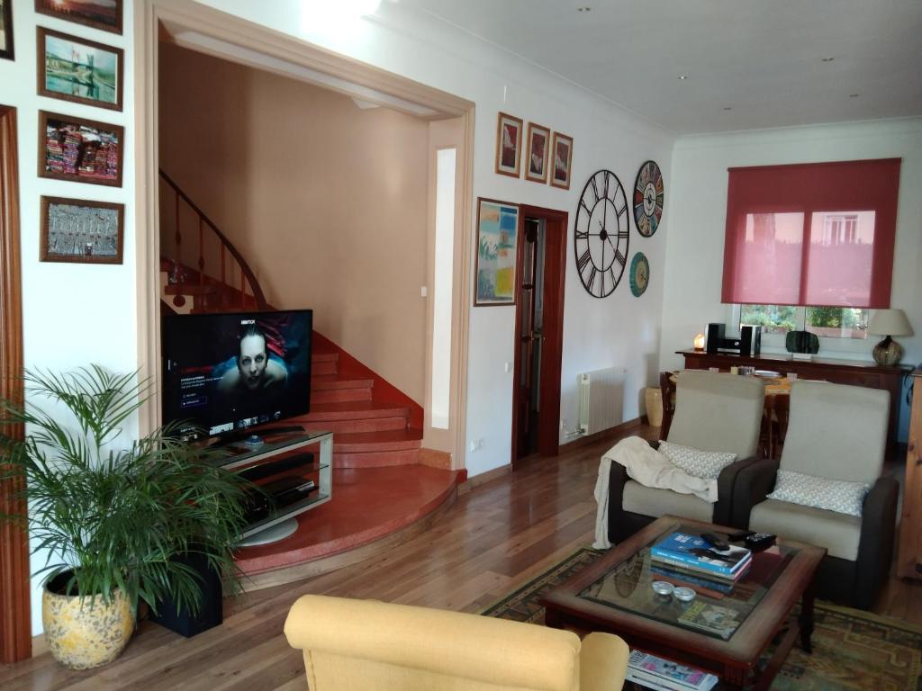 Televízia a/alebo spoločenská miestnosť v ubytovaní VILLA BELLA ESTANÇA