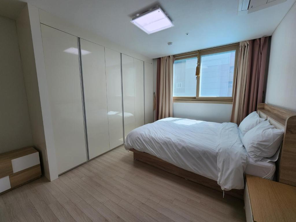 Postel nebo postele na pokoji v ubytování JS Residence Hotel Okpo
