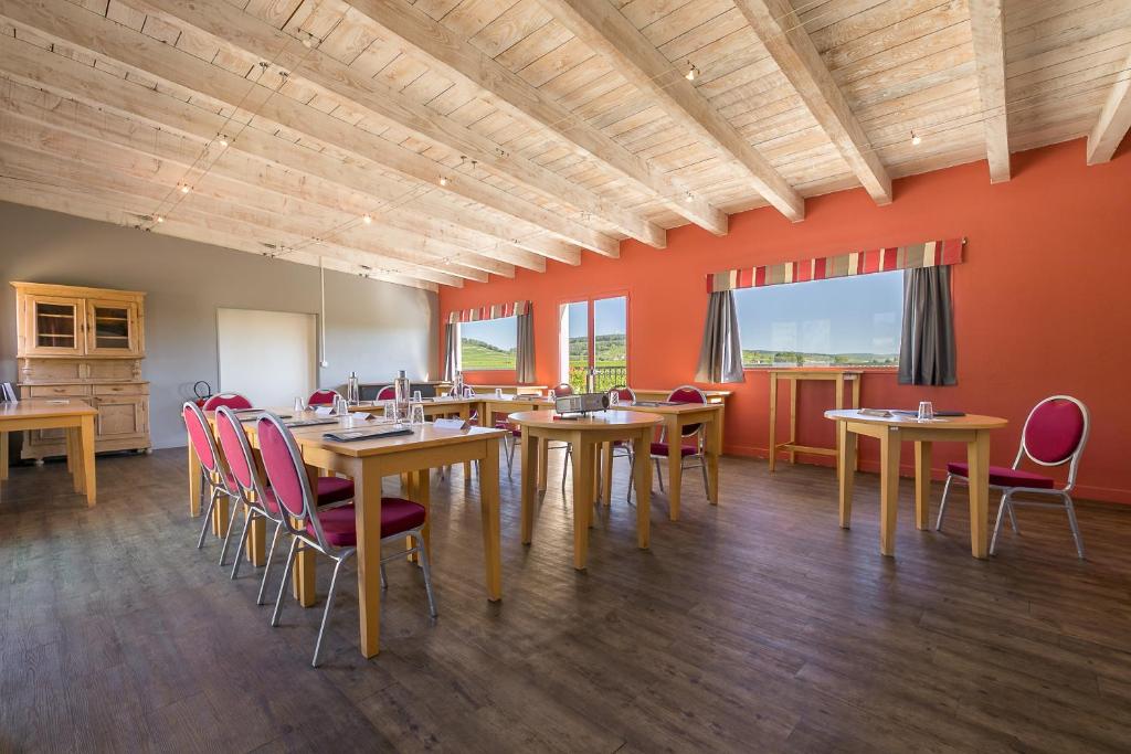 TV a/nebo společenská místnost v ubytování Kyriad Prestige Beaune le Panorama